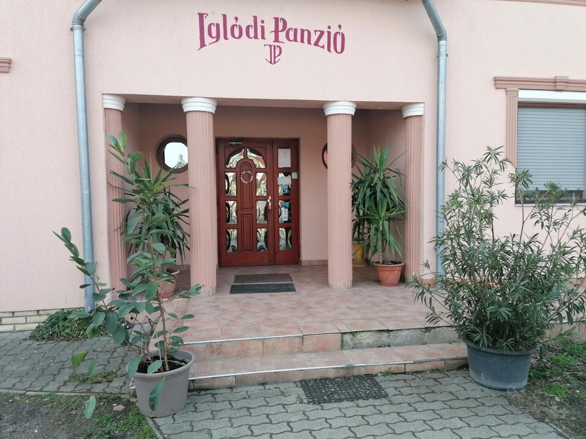 ホテル Iglodi Panzio Kunszentmárton エクステリア 写真