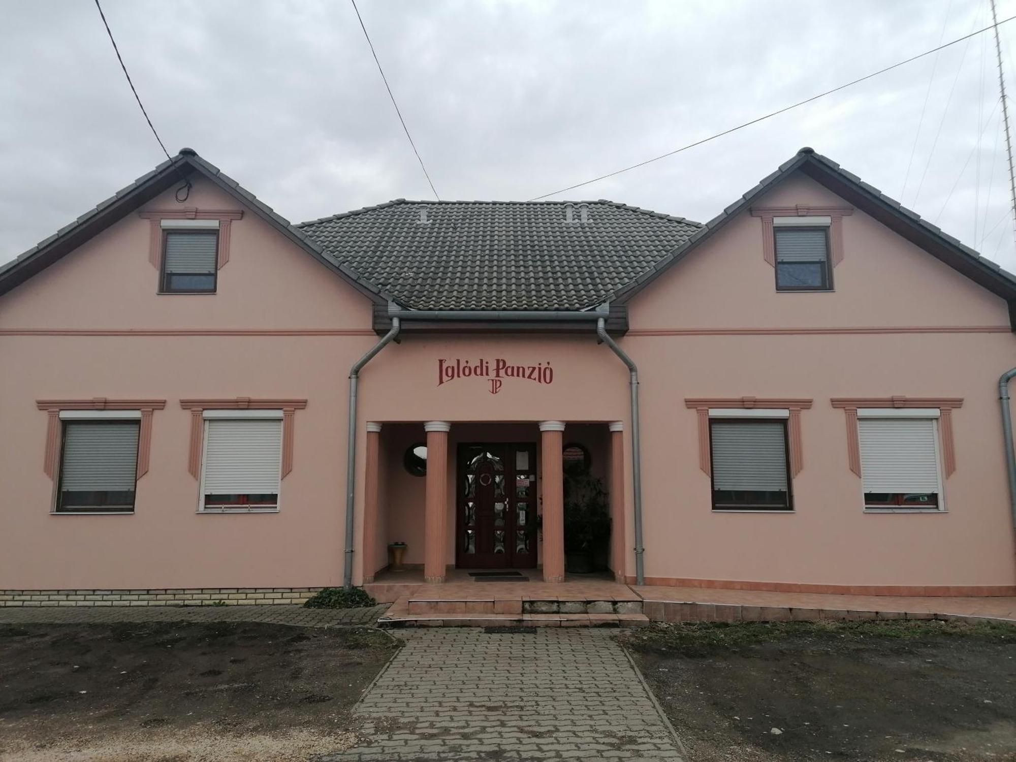 ホテル Iglodi Panzio Kunszentmárton エクステリア 写真